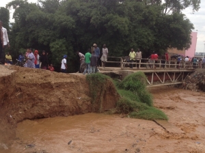 Mal réhabilité, le pont reliant le quartier Buyenzi au marché Chez Siyoni risque de s’effondrer à nouveau