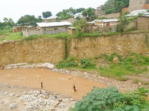 Un pont de la rivière Mpimba à Musaga menacé d’écroulement