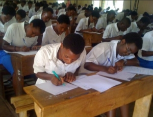 Au lieu d’étudier, les élèves du Lycée Mabanda passent leur temps à labourer des champs