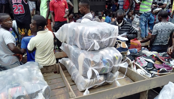 Les commerçants du marché de Jabe en passe d’être chassé de leurs stands.