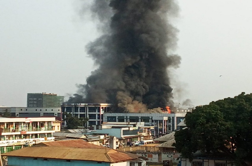 Incendie de deux immeubles commerciaux au cœur de Bujumbura, plusieurs commerçants déplorent d’importantes pertes