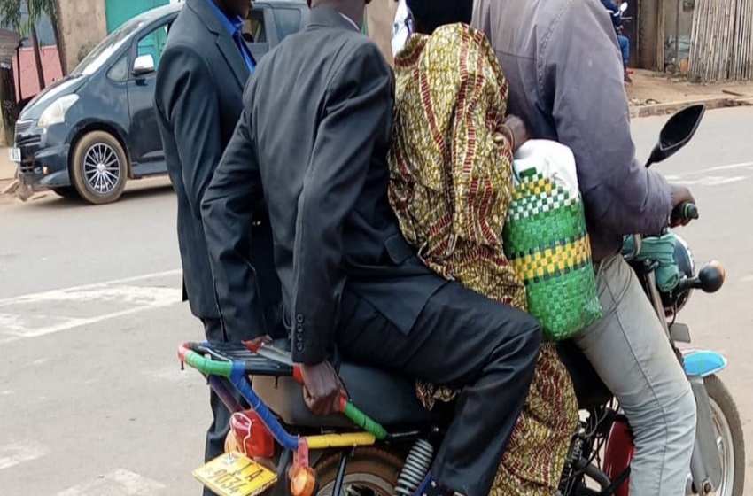 Kirundo : le transport de plusieurs passagers sur une même moto inquiète la population