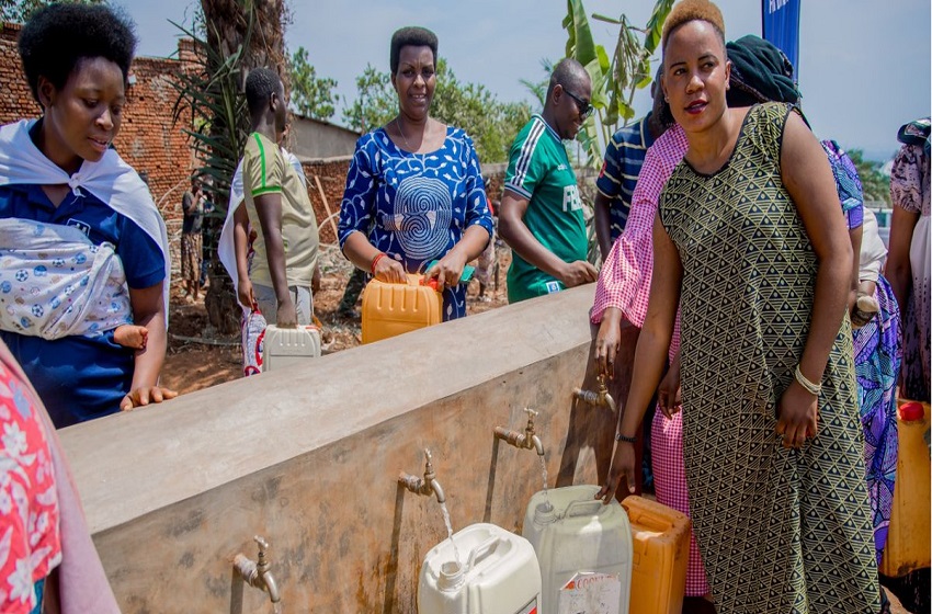 Tenga et Rubirizi : l’eau revient, mais l’accès à l’eau potable reste un défi