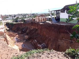 Un grand ravin menace les infrastructures à kinanira