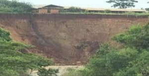La pluie emporte des maisons le long de la rivière Ntahangwa