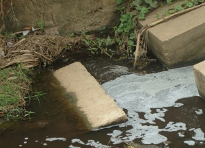 Un collecteur des eaux usées menace de détruire des maisons