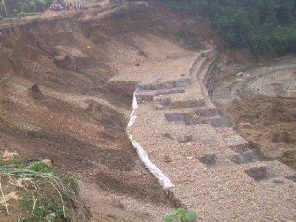 Un pont de la rivière Ntahangwa menacé de destruction
