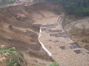 Un pont de la rivière Ntahangwa menacé de destruction